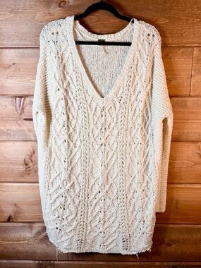 Free People Long Cream Distressed Cable Knit V-Neck Tunic Sweater Size Medium 💕🌸